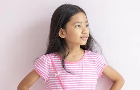 The child facing her left side as if looking at something. Foto stock