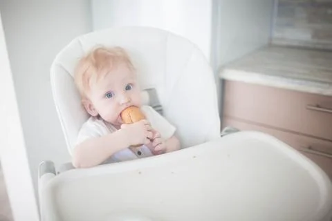 The child first eats bread Stock-Fotos