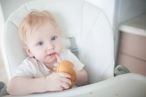The child first eats bread Stock-Fotos