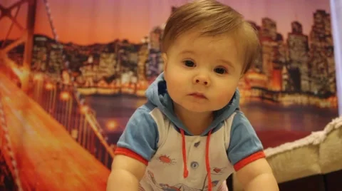 Child for the first time on camera 動画素材 48128897