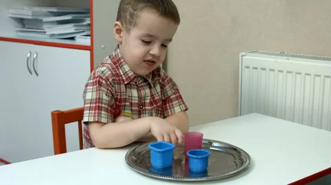 Child of five years looking at molds Stock Footage 64146892