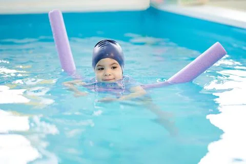 Child float in pool water Foto stock