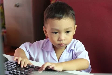 Child Focused on Computer Screen Stock-Fotos