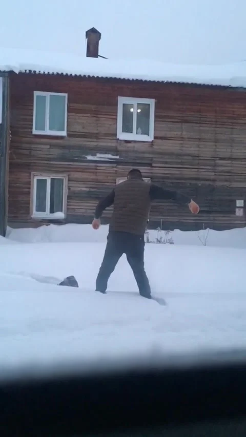 Child gets trapped neck-deep in snow, gets saved from passing taxi driver in Vidéo 272985102