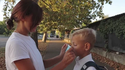 Child getting ready to go to school in pandemic times Stock Footage 139036862