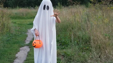 Child in ghost costume having fun outdoors Vídeos de archivo 315218232