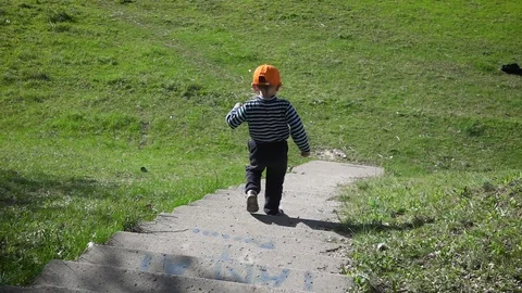 The child goes down the stairs Stock-Footage 107973966