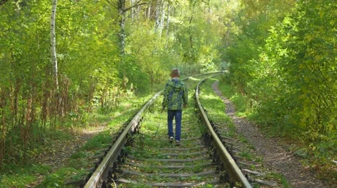 The child goes by rail 库存影片 68075251
