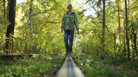 The child goes on rails 库存影片 68028087