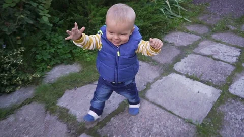 The child goes on the road hd Stockbeeldmateriaal 80095075