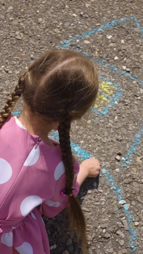 Child hand drawing chalk asphalt, child kid childhood dream, little artist playg Vídeos de archivo 334834841