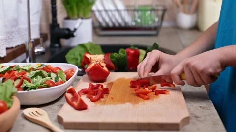 Child hands chopping a red bell pepper - side view Video stock 80114976