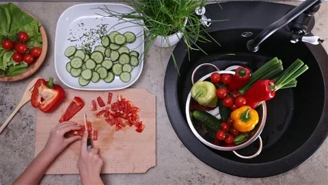 Child hands chopping up a red bellpepper Video stock 77716355