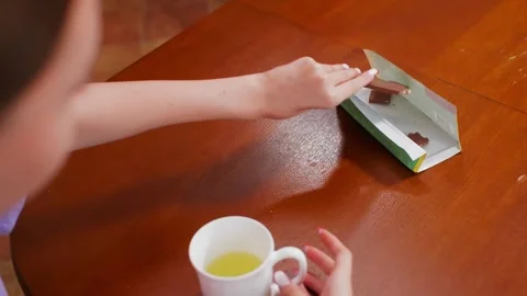 Child hands folding paper craft on wooden table Vídeo Stock 342555997
