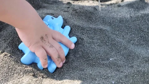 Child hands mold sand into the shape of crab on the sandy the beach. Vidéo 301919685