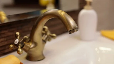 Child hands opening and closing bathroom faucet Stock-Footage 82852961