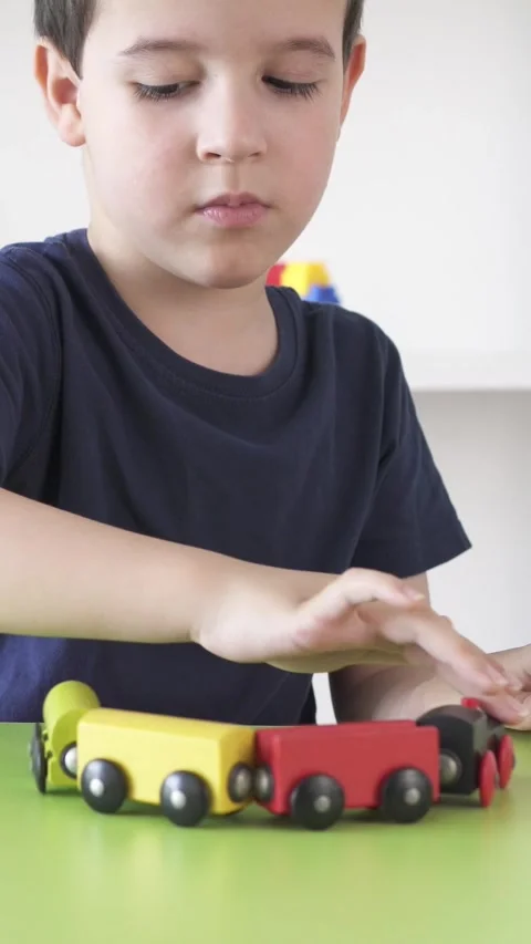 Child hands playing with miniature toy Vidéo 334716461