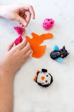 Child Hands Sewing Tiny Felt Animals Foto stock