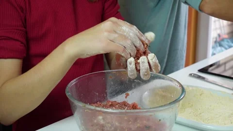 Child hands shaping raw beef meatballs Video stock 342493079