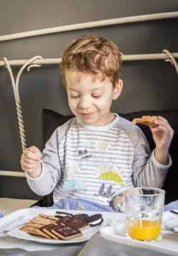 Child having breakfast in bed Foto stock