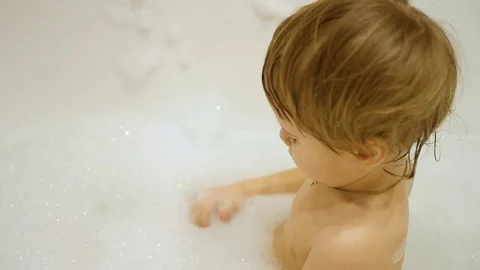 Child having fun playing with foam in the bath 库存影片 70672260