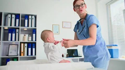doctor examines child vigania Freepik