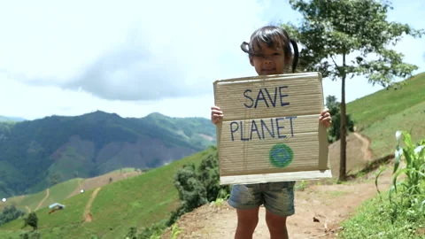 Child hold "Save the planet" Poster show a sign protesting against pollution. Vídeos de archivo 135577901