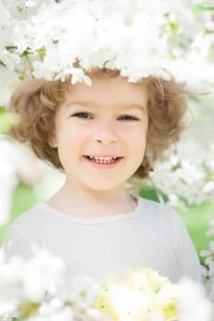 Child holding easter eggs Foto stock