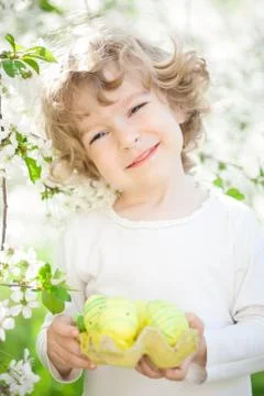 Child holding easter eggs Stock-Fotos