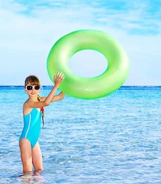 Child holding inflatable ring.. Foto stock