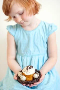 Child holds an Easter cake Foto stock