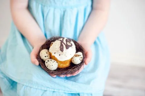 Child holds an Easter cake Foto stock