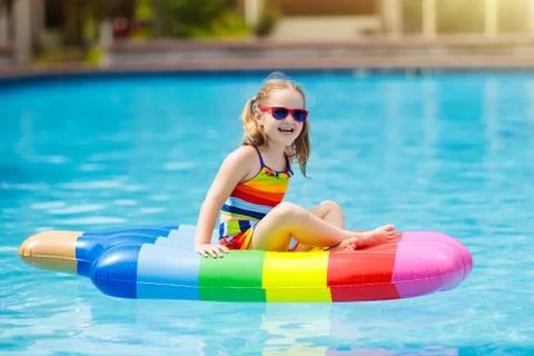 Child on inflatable float in swimming pool. Foto stock