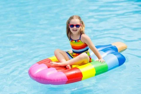 Child on inflatable float in swimming pool. Foto stock