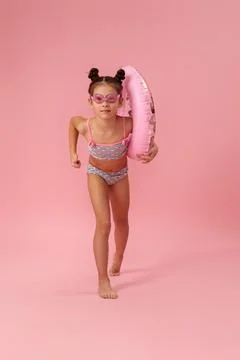Child with inflatable rubber ring running Stock-Fotos