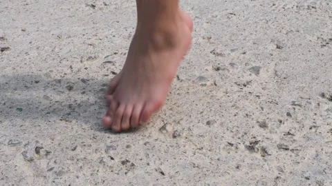 Child jumping barefoot on concrete surface during outdoor playtime Vidéo 284980101