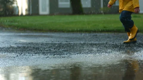 Child jumping into puddle Stock-Footage 62282468