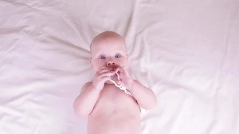 The child laughs. child on a light background.  Vidéo 82680008