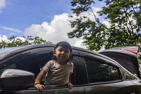 Child Leaning Out Of Window While Car Stop Foto stock