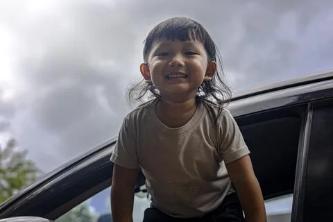 Child Leaning Out Of Window While Car Stop 库存照片
