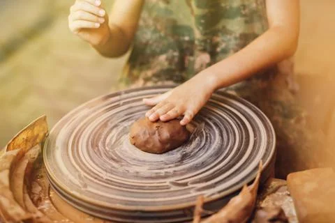 Child learning clay modeling Stock-Fotos