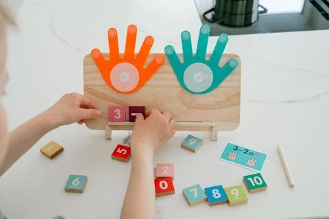 Child learning math at table Stock-Fotos