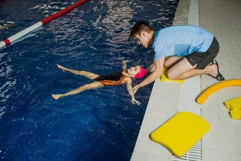 Child learning to swim Foto stock