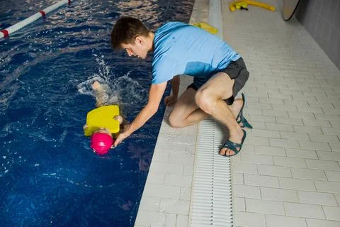 Child learning to swim Foto stock
