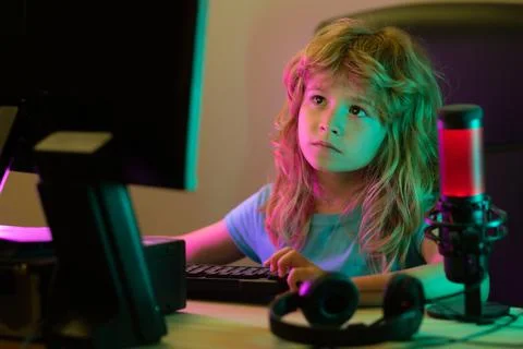 Child learning in virtual online school class. Kid working on laptop Internet at Foto stock
