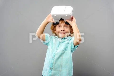 Child learningusing virtual reality with copy space Stock Photos