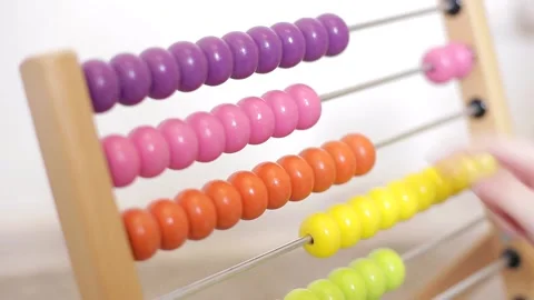 The child learns to count from children's accounts. A child's hand slides over Vídeo Stock 152206475