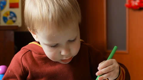 Child learns to draw Video stock 24692150