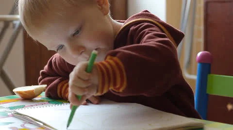 Child learns to draw Video stock 24710326