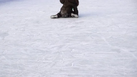 A child learns to skate in 4K. Stock Footage 129192586